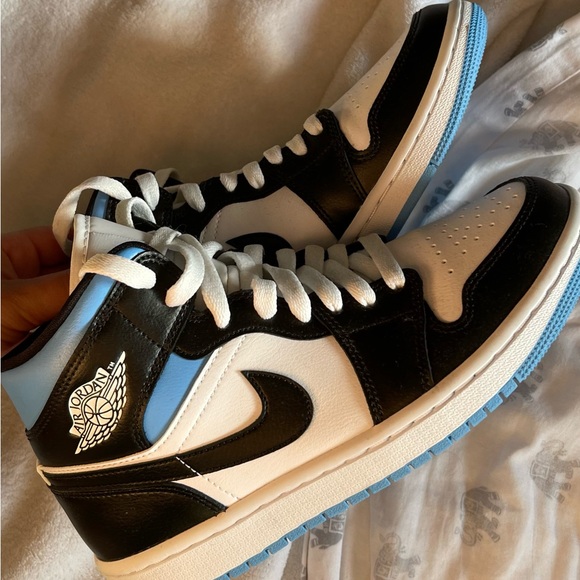 NIKE AIR JORDAN 1 - Picture 2 of 5